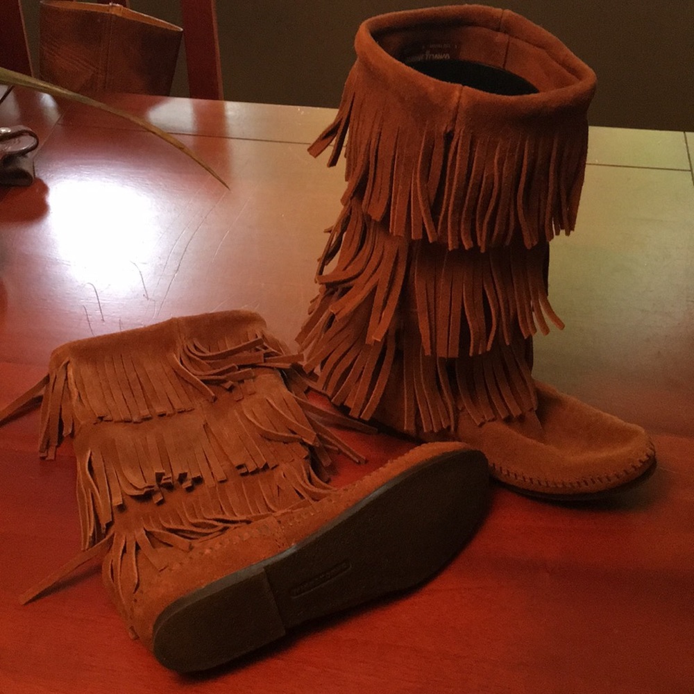 Minnetonka women’s calf hi 3 layer fringe boot